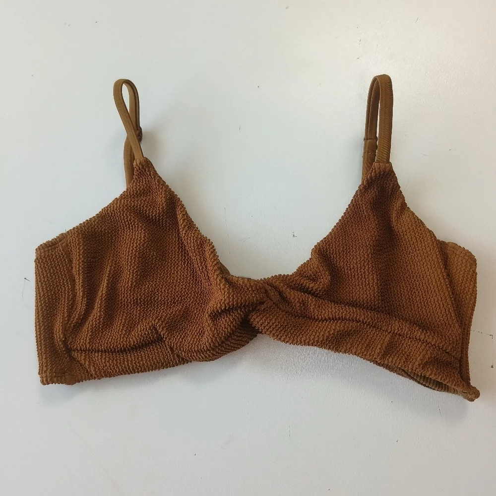 Good American wrinkled women's swimsuit top size 5, twisted design and snap back